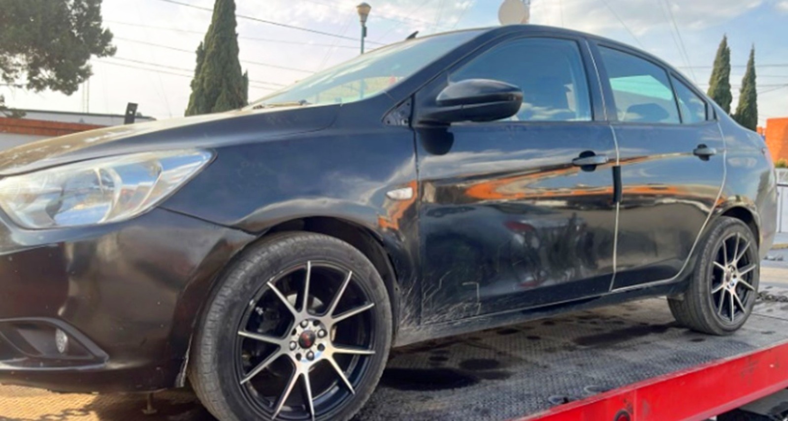 Asegura PGJE en Apizaco automóvil con alteraciones en sus medios de identificación